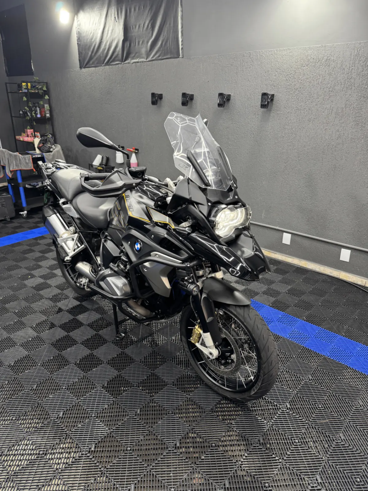 Moto BMW GS 1250 após detalhamento