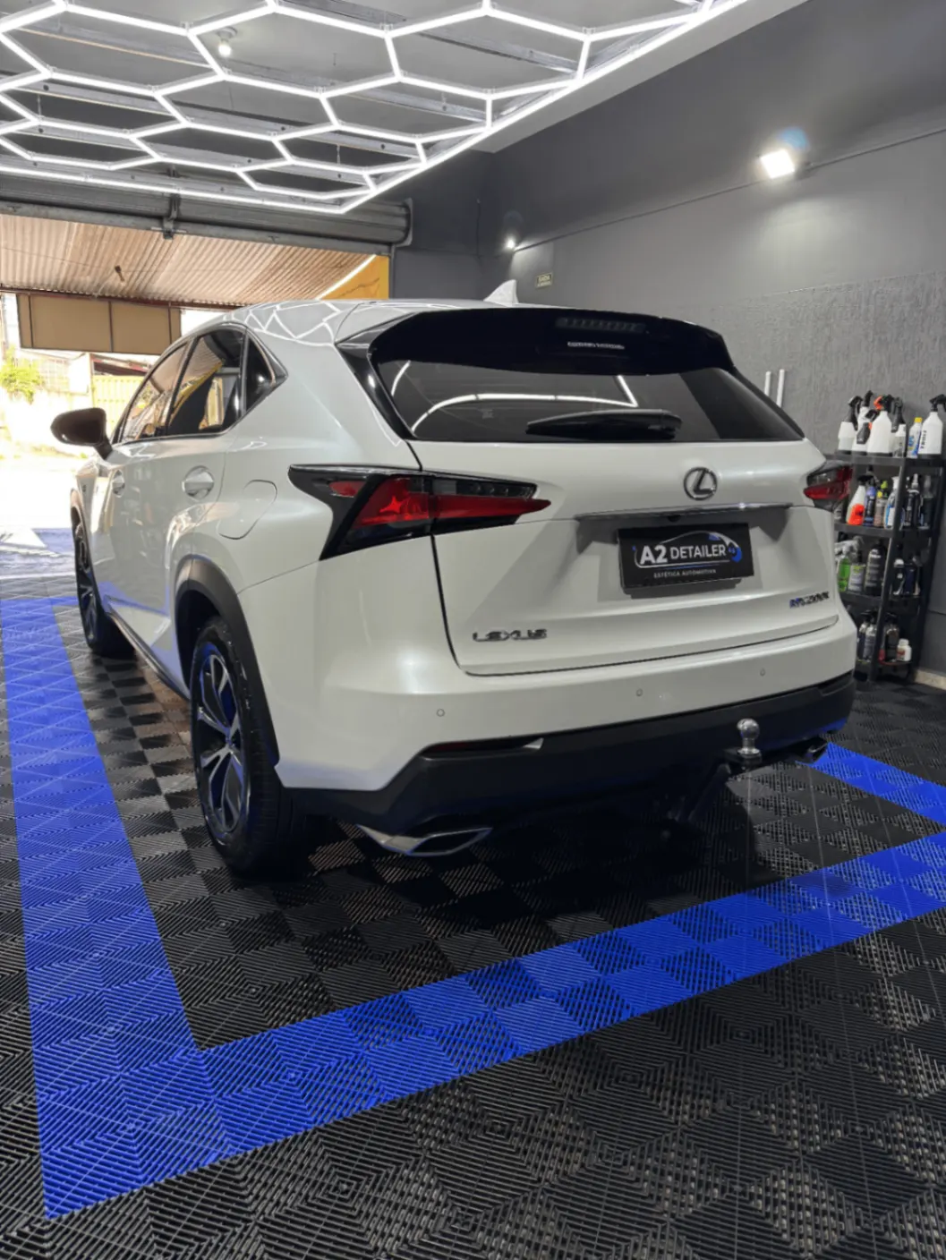 Lexus NX branco finalizado no box da a2detailer