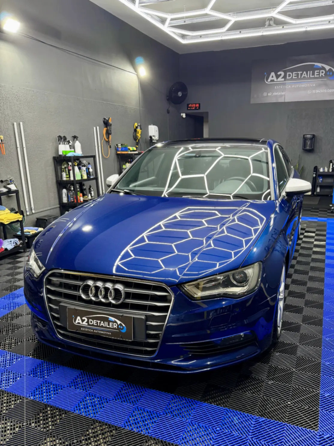 Audi A3 azul refletindo iluminação hexagonal