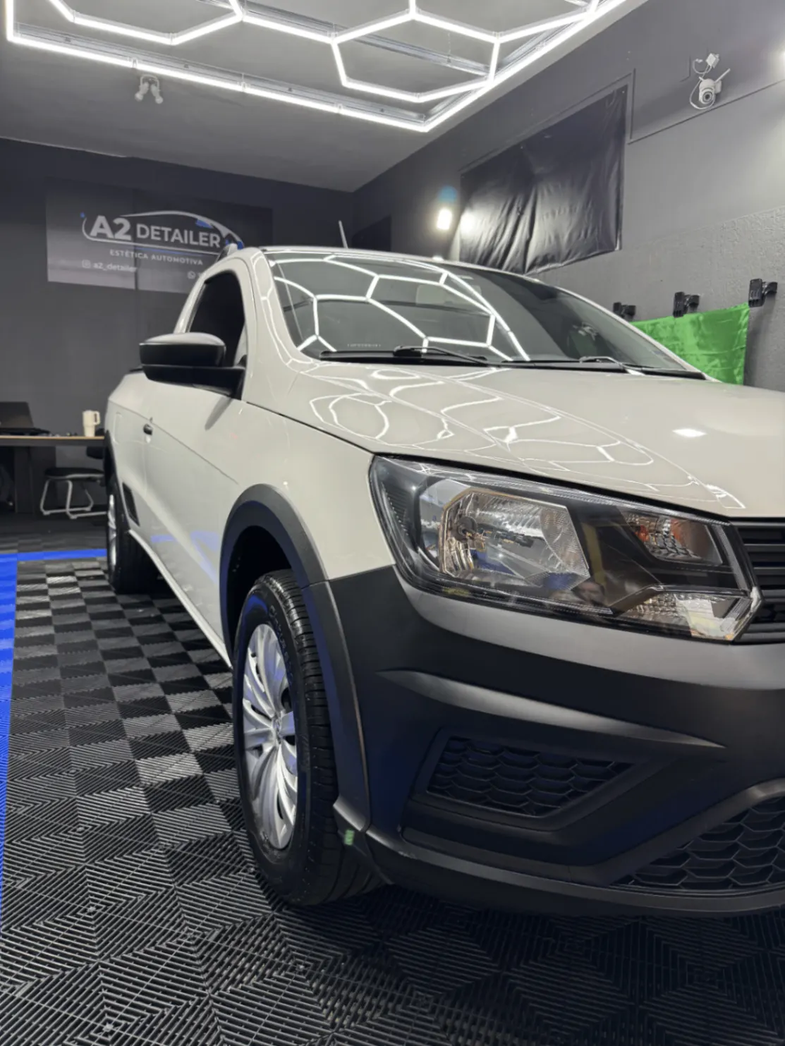 Volkswagen Saveiro branca com pintura brilhante
