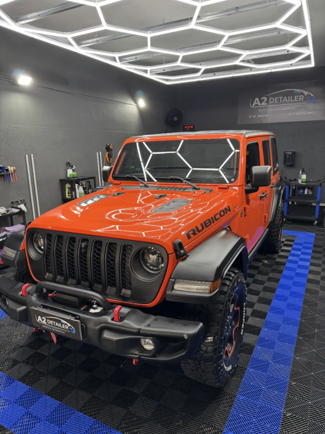 Jeep Wrangler Rubicon laranja detalhado