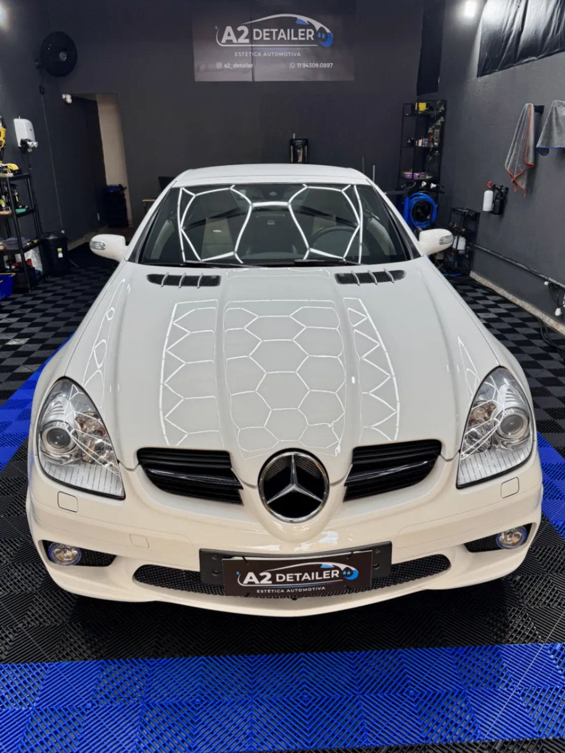 Mercedes-Benz SLK branco com brilho após detalhamento