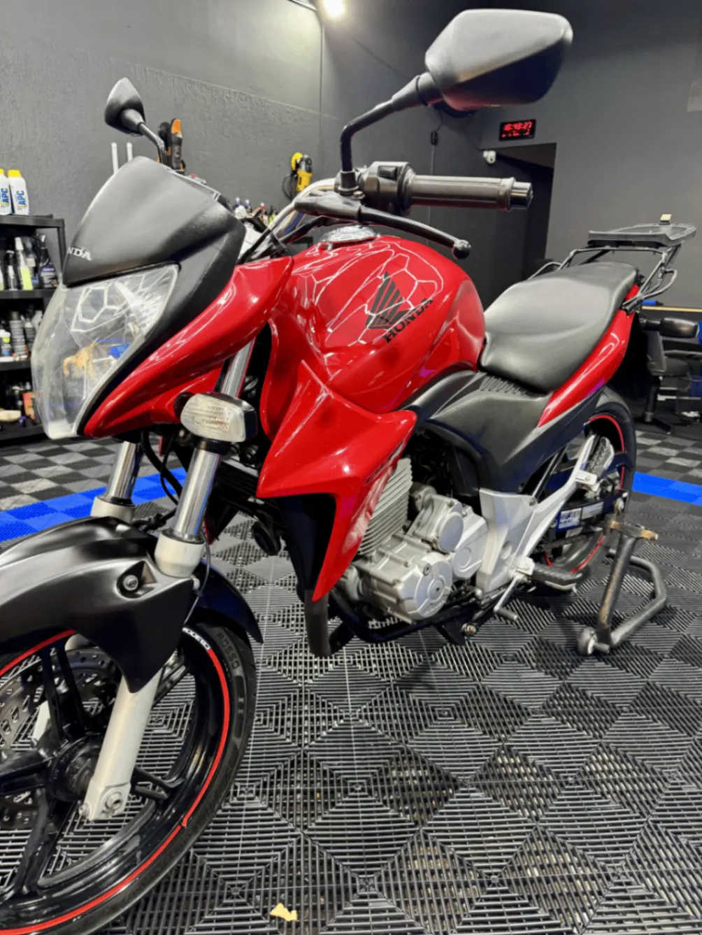 Moto Honda CB vermelha higienizada